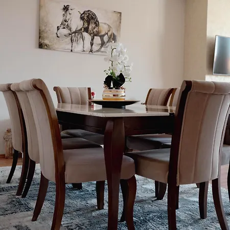 Apartman Whole Floor In Upscale Neighborhood *