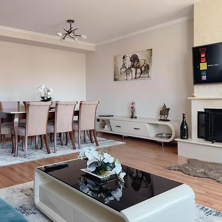 Whole Floor In Upscale Neighborhood Apartman