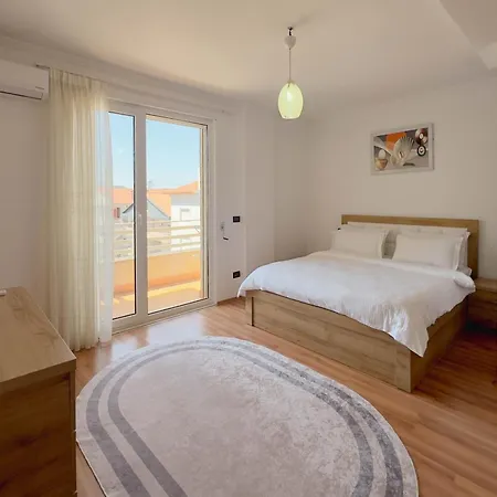 Whole Floor In Upscale Neighborhood Apartman *