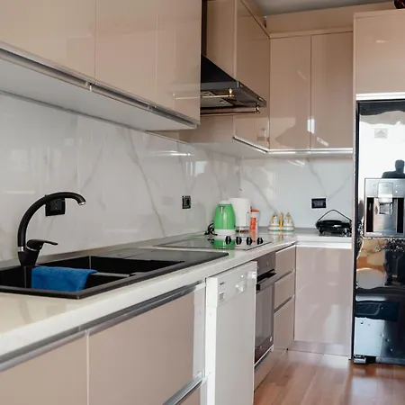 Whole Floor In Upscale Neighborhood Apartman Tirana