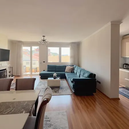 Apartman Whole Floor In Upscale Neighborhood *
