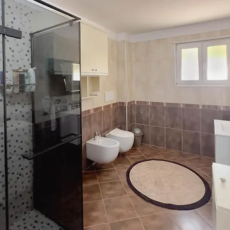 Whole Floor In Upscale Neighborhood Apartman Tirana