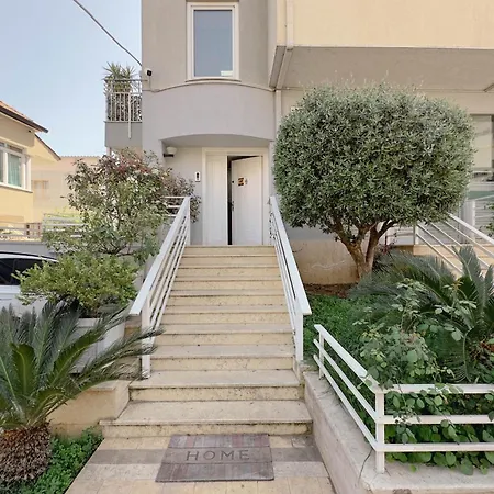 Whole Floor In Upscale Neighborhood Apartman